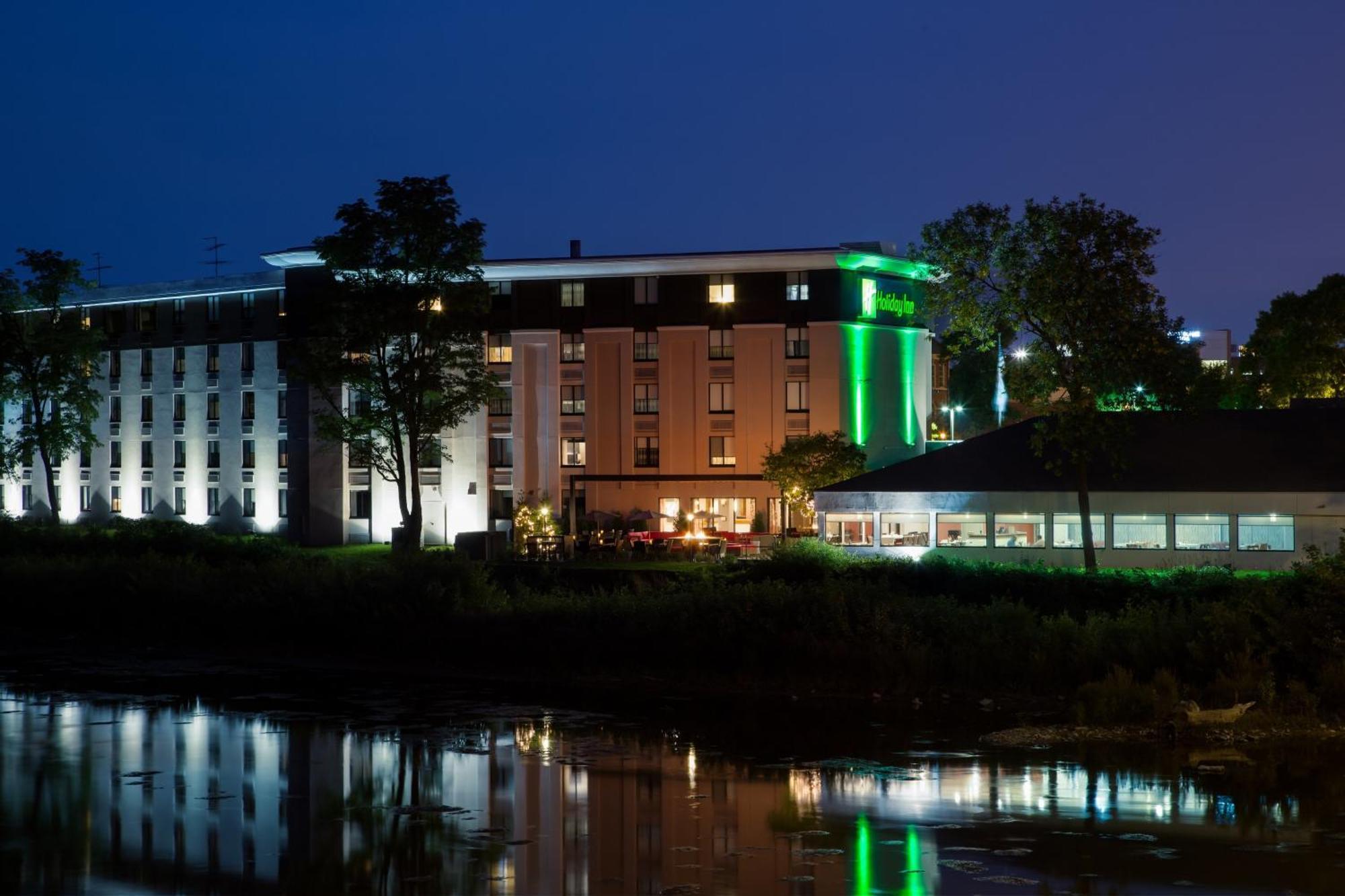 Holiday Inn Milwaukee Riverfront By Ihg Exterior photo