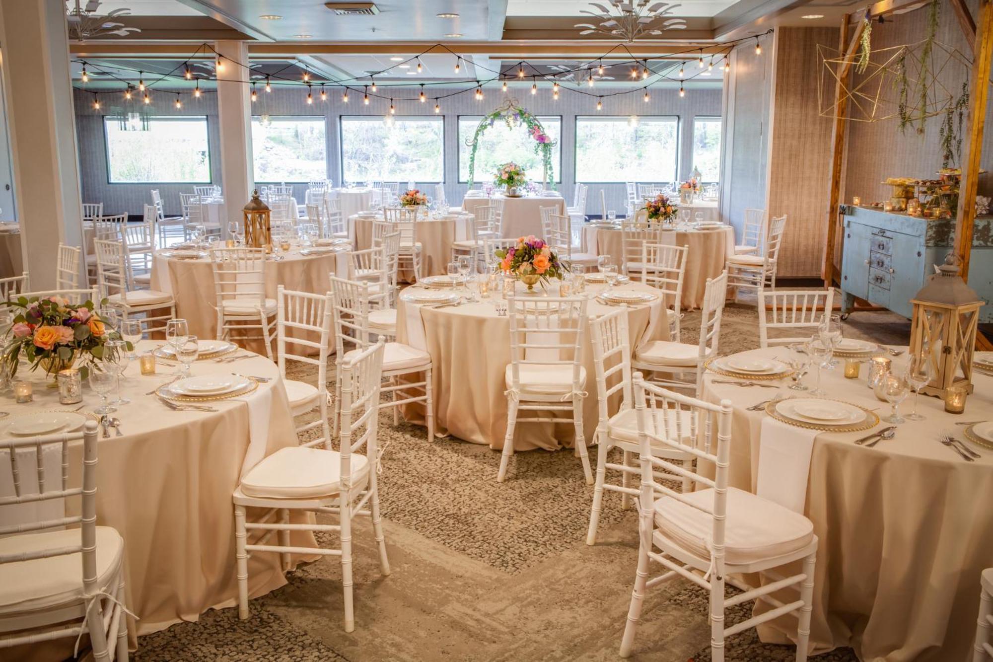 Holiday Inn Milwaukee Riverfront By Ihg Exterior photo