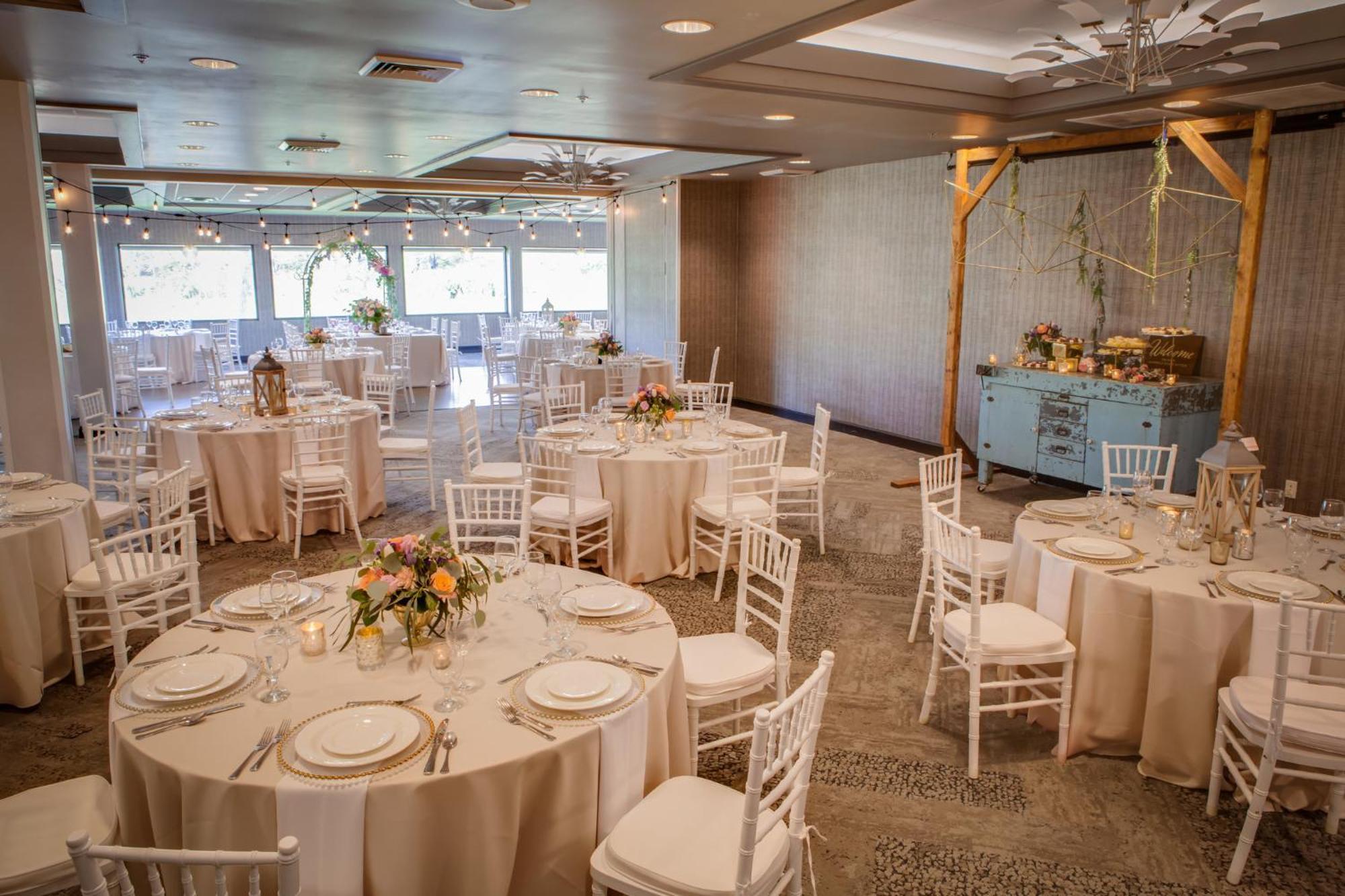 Holiday Inn Milwaukee Riverfront By Ihg Exterior photo