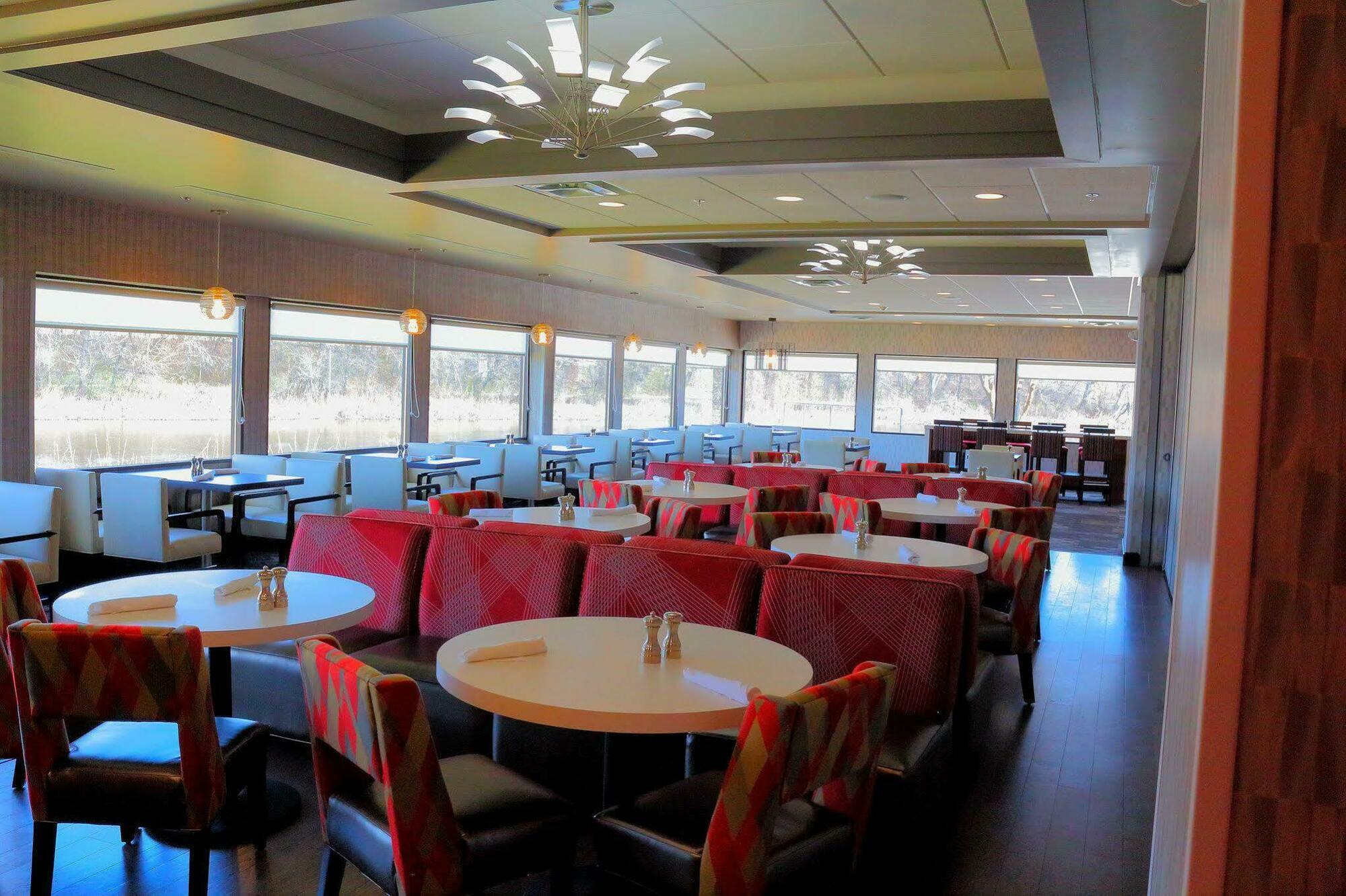 Holiday Inn Milwaukee Riverfront By Ihg Exterior photo